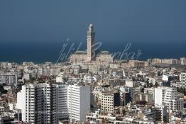 Image du Maroc Professionnelle de  Cette photo prise de la terrasse du Twin Center, nous découvre en premier plan une partie du centre moderne de Casablanca et au fond en bordure de l'océan Atlantique la fameuse Mosquée Hassan II, Mercredi 9 Septembre 2009. (Photo / Abdeljalil Bounhar)